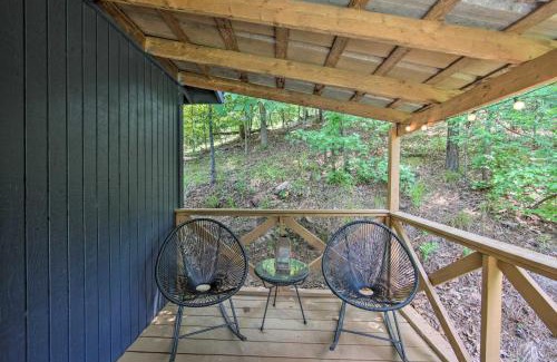 Avinger Apartment | Cozy Studio Cabin on Lake O the Pines with Deck!
