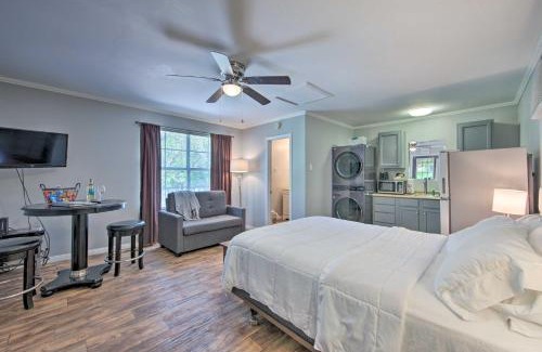 Avinger Apartment | Cozy Studio Cabin on Lake O the Pines with Deck!