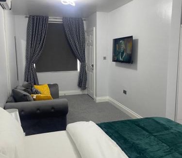 Heaton House | Cozy Studio Flat Romford, London