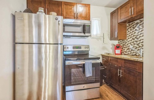 Melrose Apartment | Cozy Studio for 2, Highly Walkable + Close to DT!