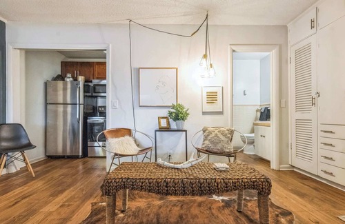 Melrose Apartment | Cozy Studio for 2, Highly Walkable + Close to DT!