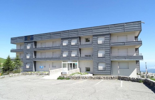 Arette Apartment | Cozy Studio for 4 with Mountain View, Ski-in/Ski-out Access, Free Parking, and Ski Locker