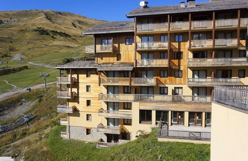 Orcieres-Merlette Apartment | Cozy Studio for 2 on Ski Slopes with Pool, Parking, and Free Wi-Fi