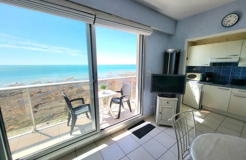 Les Sables d'Olonne Apartment | Cozy studio with balcony, pets allowed, private parking, near beach and shops