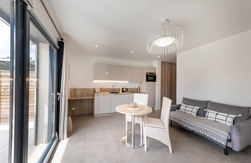 Villeneuve-Loubet Apartment | Cozy Studio with Private Jacuzzi - Côte d'Azur