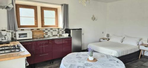 Sainte-Foy-de-Belves Apartment | Cozy Studio for 2 with Pool Black Perigord