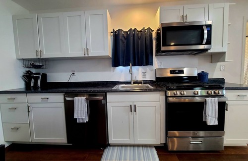Sugar House Apartment | Cozy Studio in beautiful SugarHouse, King Bed, WiFi, AC