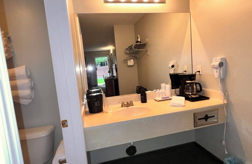 Bellaire Apartment | Cozy studio in charming Bellaire with AC, WiFi