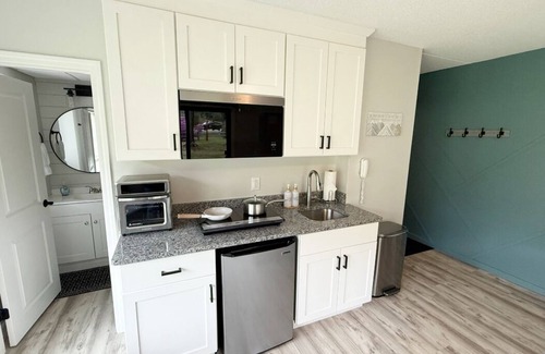 Bartlett Apartment | Cozy studio in delightful Bartlett with AC, WiFi, fitness room