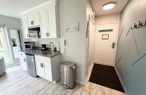 Bartlett Apartment | Cozy studio in delightful Bartlett with AC, WiFi, fitness room