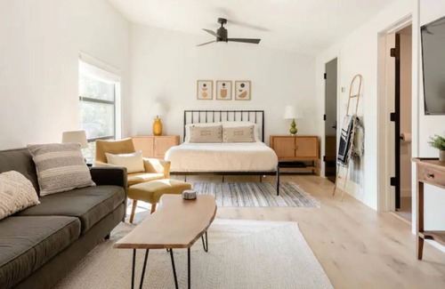 Knox - Henderson Apartment | Cozy studio in fabulous Lowest Greenville, Dallas, Texas