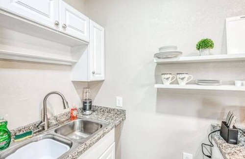Raisin House | Cozy Studio in Fresno – Convenient & Comfy Stay