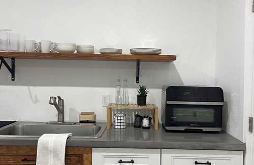 Pembroke Pines Apartment | Cozy studio in home with private parking and entrance in charming Pembroke Pines