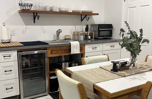Pembroke Pines Apartment | Cozy studio in home with private parking and entrance in charming Pembroke Pines