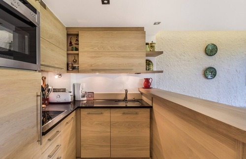 Megeve Apartment | Cozy studio in Megève, sleeps 4, outdoor balcony, pets allowed, parking