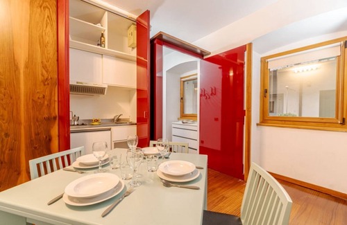 Roman Quarter Apartment | Cozy studio in the heart of Roman Quarter, 2 minutes walk from the main tourist attractions of the city and in an area full of restaurants, bars and shops. The apartment has 3 windows and a balcony facing the inner courtyard, so it is very quiet despite