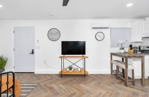 Tower District Apartment | Cozy studio in Tower district with WiFi, AC