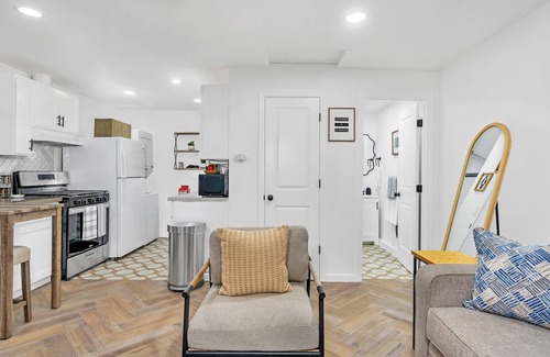 Tower District Apartment | Cozy studio in Tower district with WiFi, AC