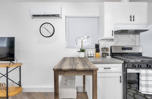 Tower District Apartment | Cozy studio in Tower district with WiFi, AC