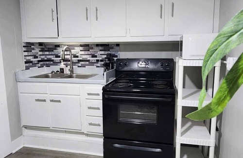 Camp Taylor Apartment | Cozy Studio/K Bed@Central Louisville
