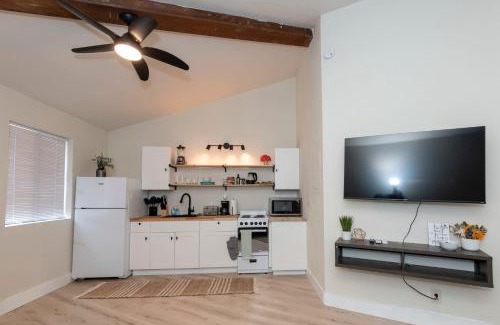 Huntsville Apartment | Cozy Studio King Bed Apt - Close to the Gardens