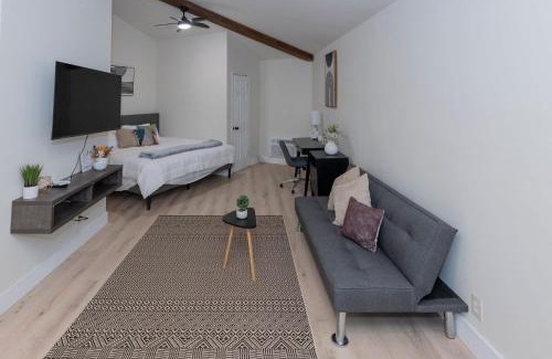 Huntsville Apartment | Cozy Studio King Bed Apt - Close to the Gardens
