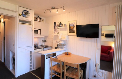 Le Lavachet Apartment | Cozy Studio Near Slopes and Shops with Balcony