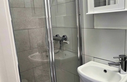 Jubilee Apartment | Cozy Studio Room in a Shared House, On street Free Parking.