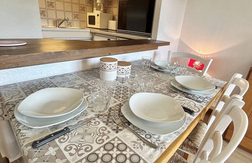 Megeve Apartment | Cozy Studio with Balcony, Near Ski Lift, Pool & Tennis, Megève - Sleeps 4