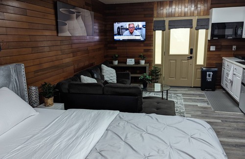 Federal Way Apartment | Cozy studio with private entrance, free WLAN and private parking space.