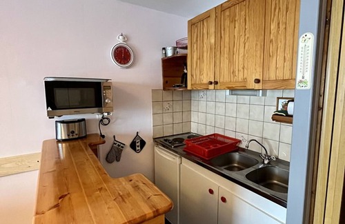 Laveissiere Apartment | Cozy Studio with South-Facing Terrace, Close to Amenities, Ski Lifts, and Skating Rink