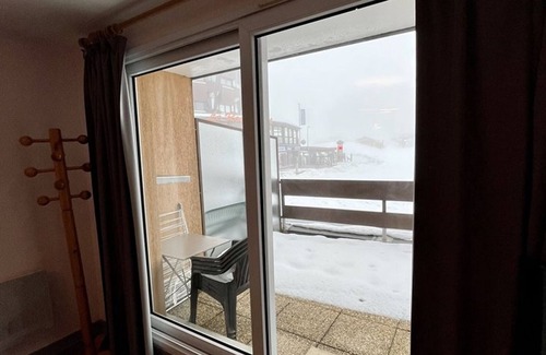 Laveissiere Apartment | Cozy Studio with South-Facing Terrace, Close to Amenities, Ski Lifts, and Skating Rink