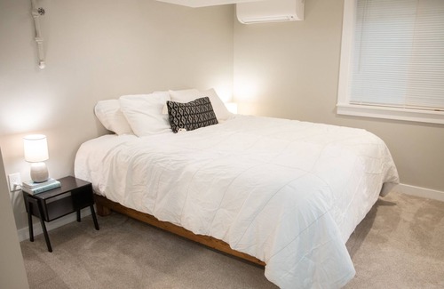 College Place Apartment | Cozy studio with private entrance
