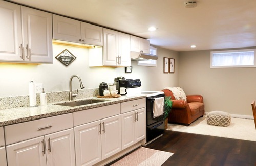 College Place Apartment | Cozy studio with private entrance