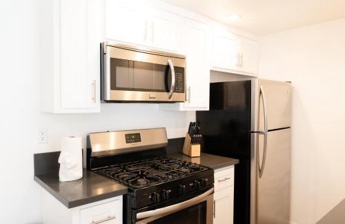 Wilshire Apartment | Cozy Stylish 1-Bedroom In Hollywood With Free Gated Parking