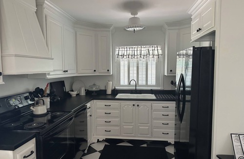 Fort Payne House | Cozy & Stylish 3 Bedroom Black and White Cottage. Perfect for Families & Groups!