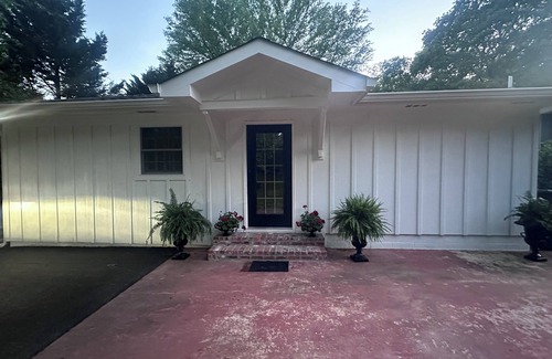 Fort Payne House | Cozy & Stylish 3 Bedroom Black and White Cottage. Perfect for Families & Groups!