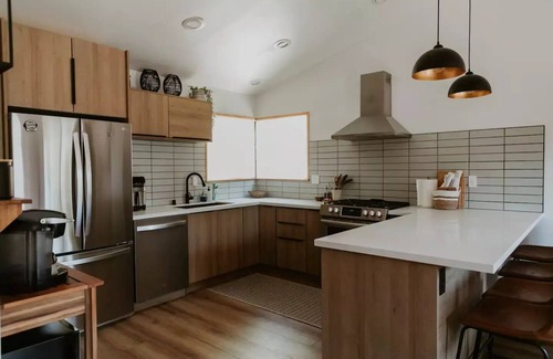 Cedarpines Park House | Cozy & Stylish Modern Mountain Retreat. Dog Friendly! Close to Trails & Lake.