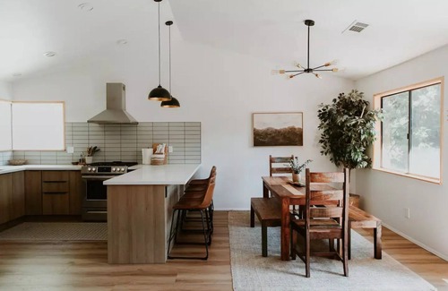 Cedarpines Park House | Cozy & Stylish Modern Mountain Retreat. Dog Friendly! Close to Trails & Lake.