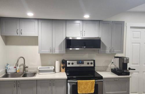 Regina House | Cozy suite near Hospital, Stadium, Airport & RCMP