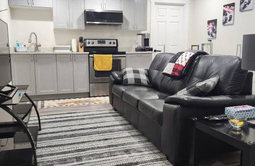 Regina House | Cozy suite near Hospital, Stadium, Airport & RCMP