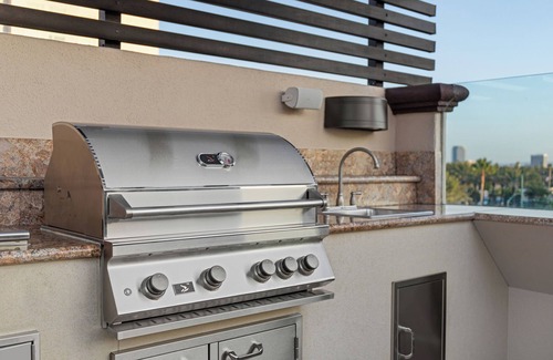 Anaheim Resort Resort | Cozy Suite Steps Away From Disneyland w/Resort Pool & WiFi