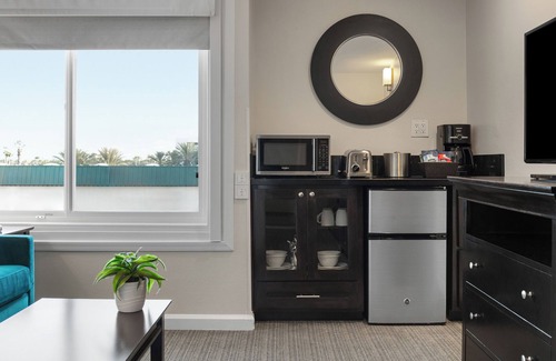 Anaheim Resort Resort | Cozy Suite Steps Away From Disneyland w/Resort Pool & WiFi