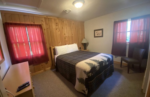 Stahlstown Hotel | Cozy suite with fireplace. Close to hiking trails, ski resorts and family parks!