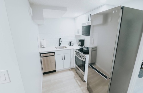 Southwest Edmonton House | Cozy suite with separate entrance, 15 mins to airport, free WiFi and parking.
