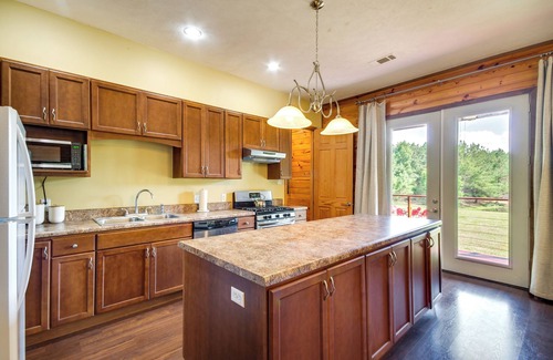 Summit Cabin | Cozy Summit Cabin w/Hiking Trails & Fishing Pond!