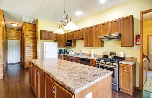 Summit Cabin | Cozy Summit Cabin w/Hiking Trails & Fishing Pond!