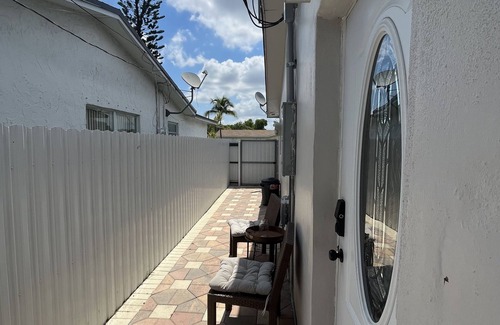 Sunrise Apartment | Cozy sunny Guesthouse close to Fort Lauderdale Sawgrass