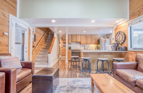 Overlook Park House | Cozy Sunriver Home Close to SHARC with SHARC Passes, Bikes, and Dogs Ok!