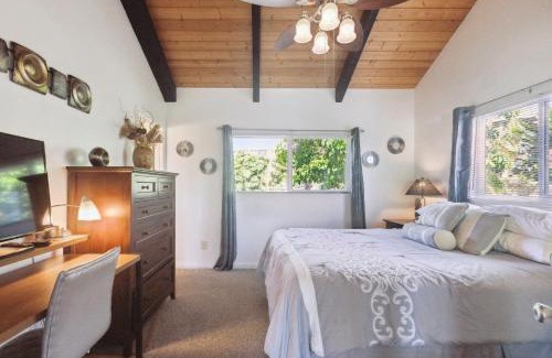 Kalaoa House | Cozy Sunset Views with Lanai - Close to Beach home